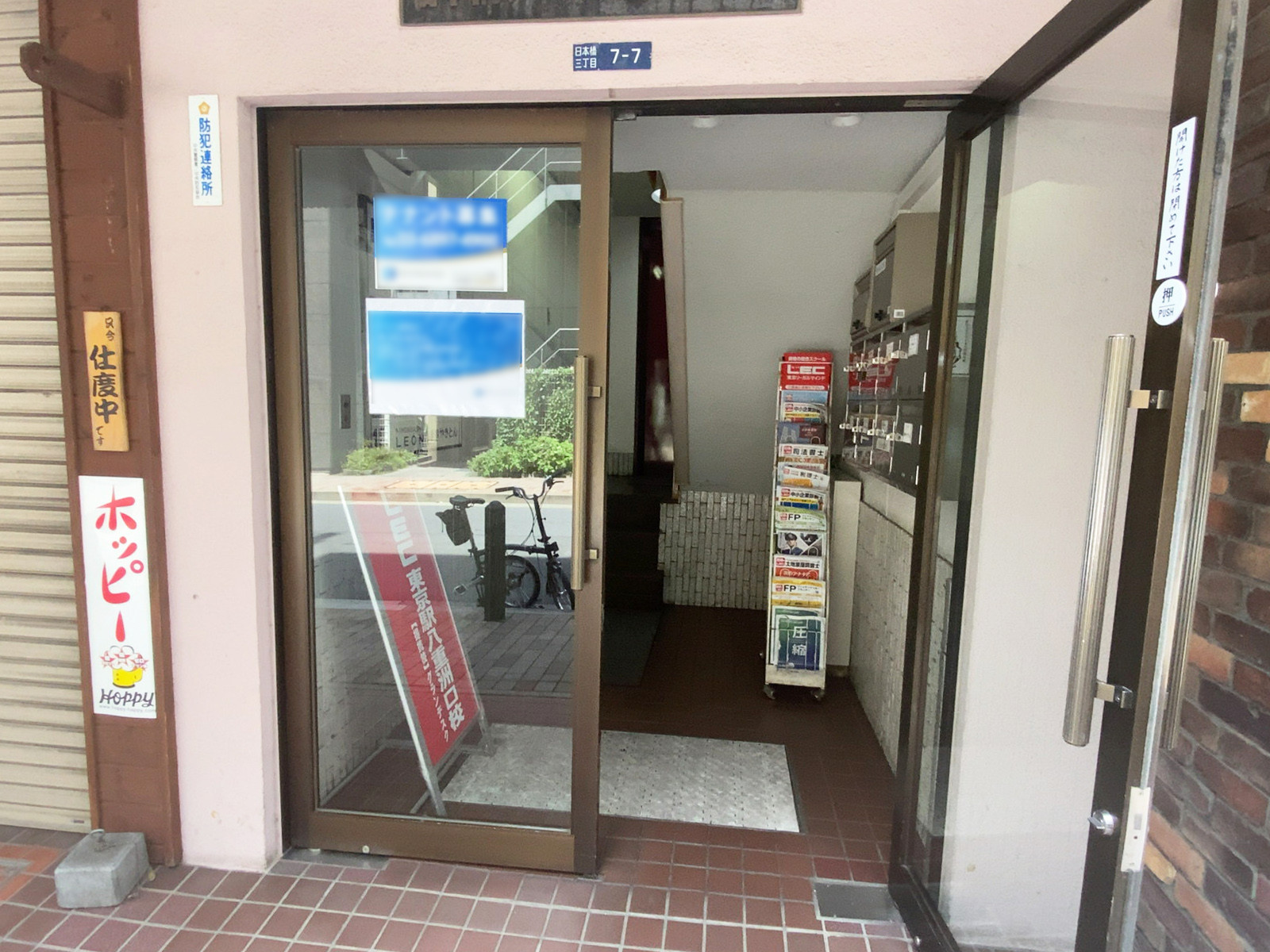 オフィスビル出入口