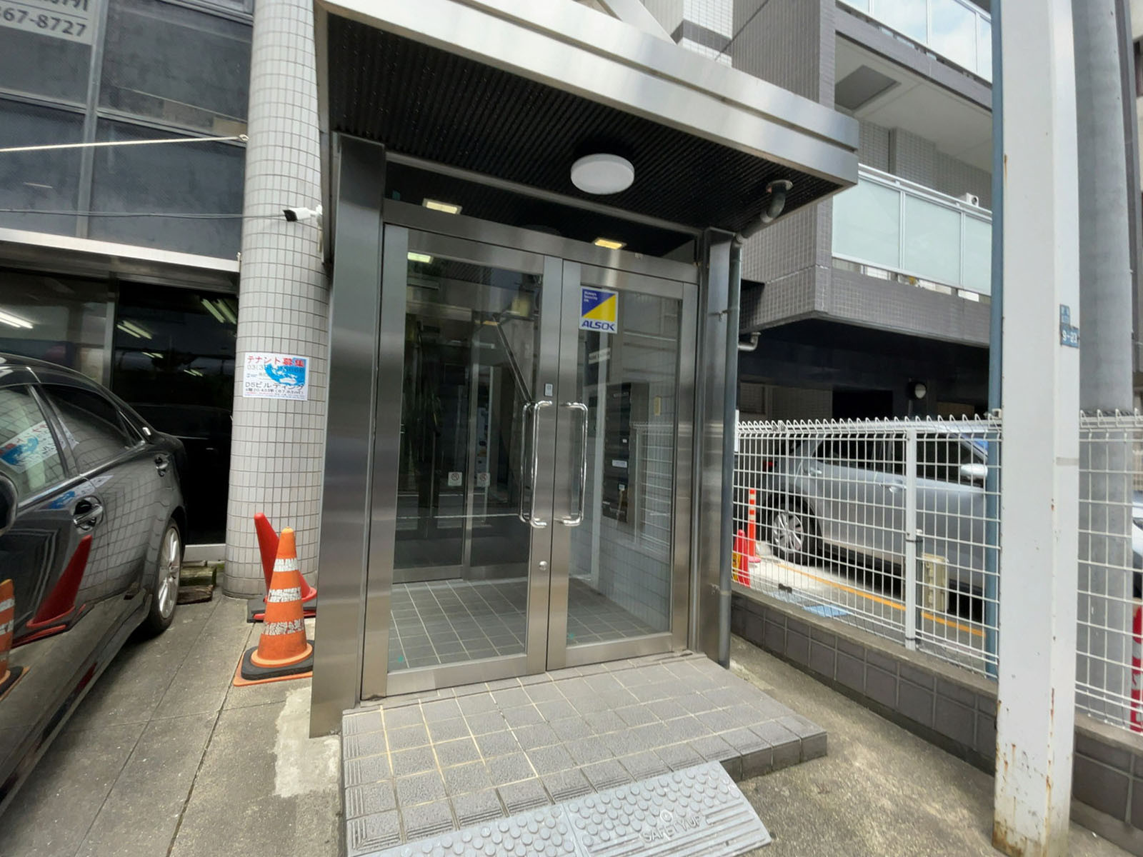 オフィスビル出入口