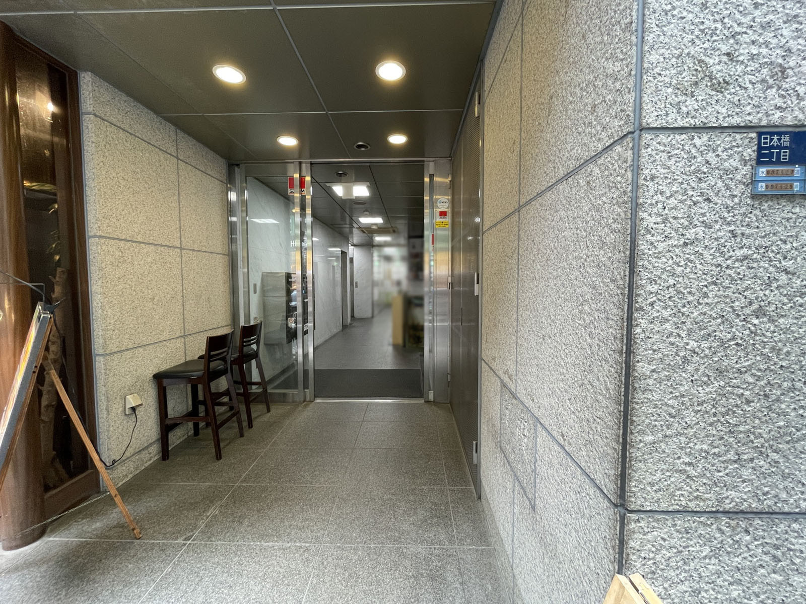 オフィスビル出入口