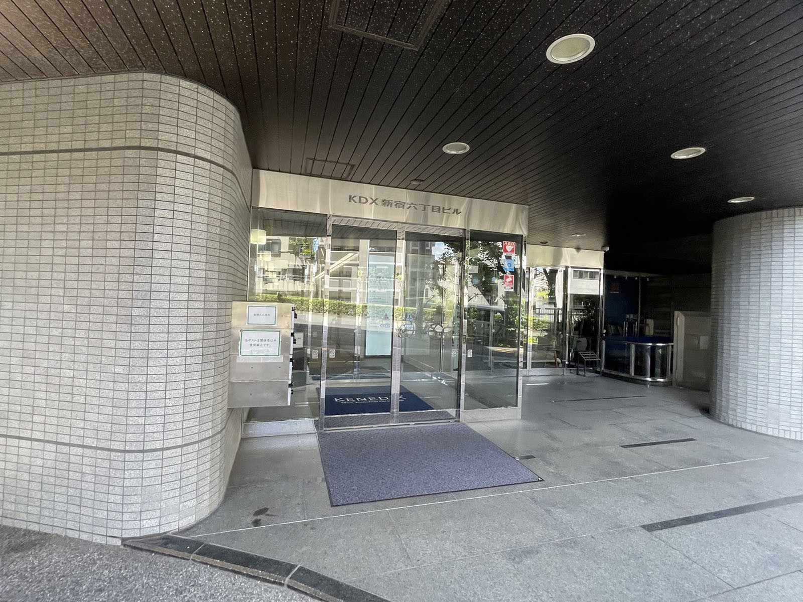 オフィスビル出入口