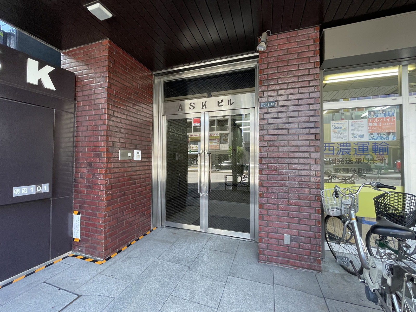 オフィスビル出入口