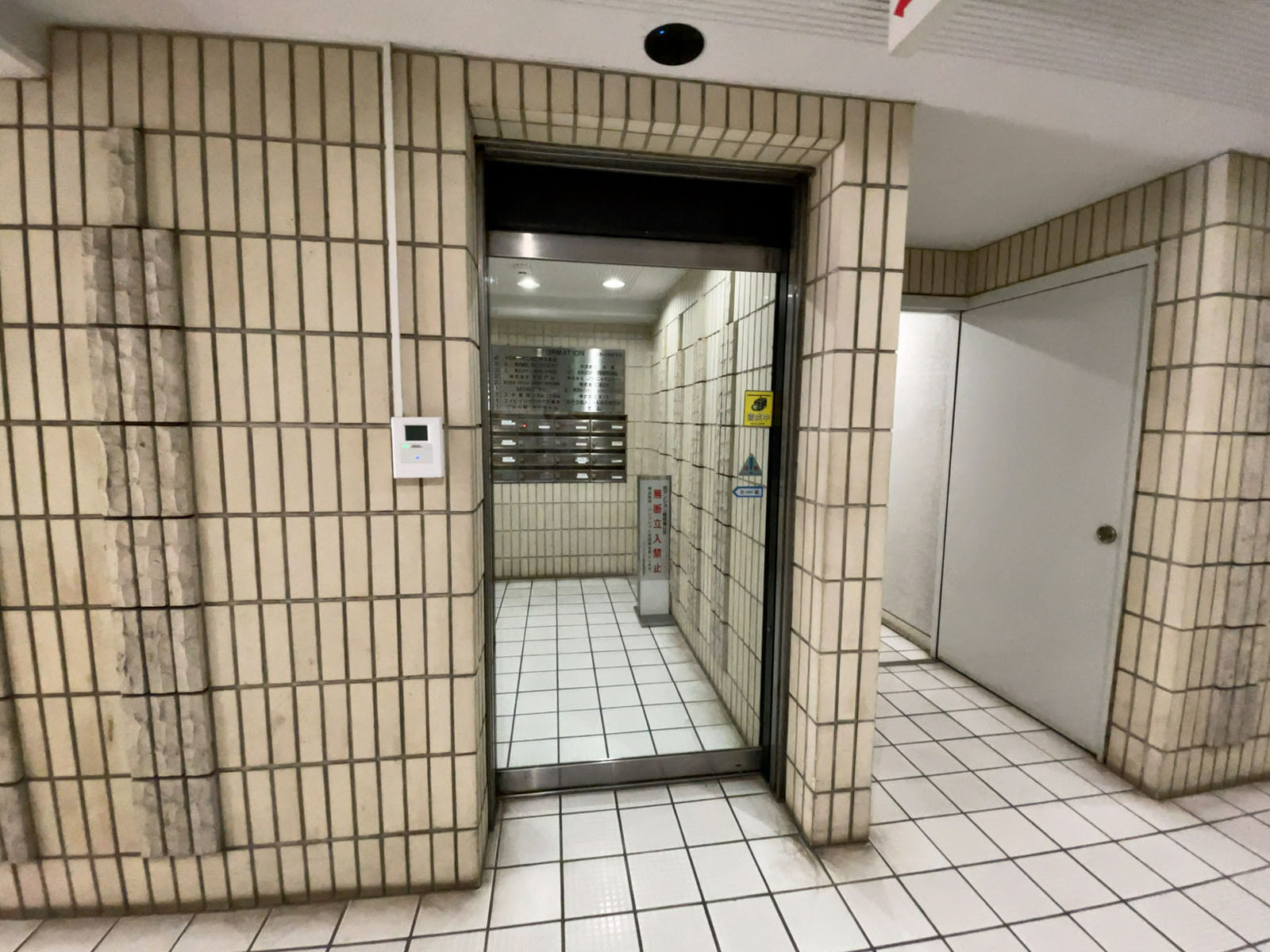 オフィスビル出入口