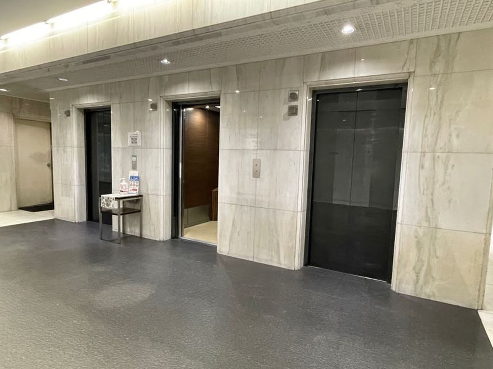エレベーター（3基）