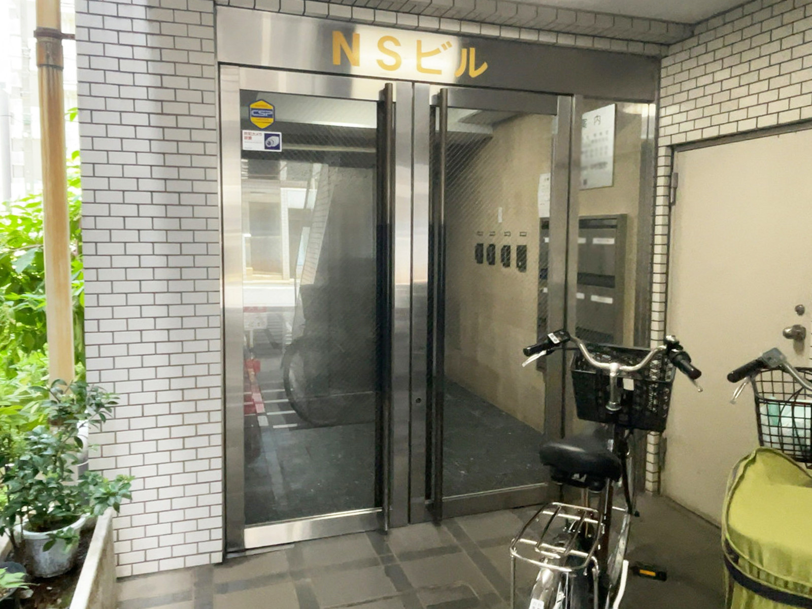 オフィスビル出入口