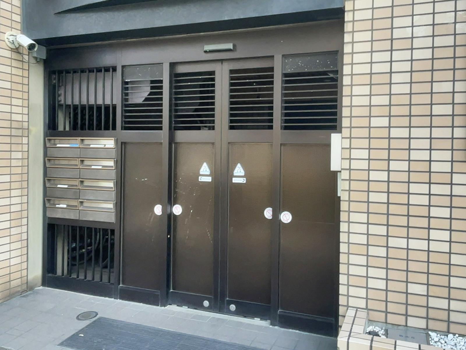 オフィスビル出入口