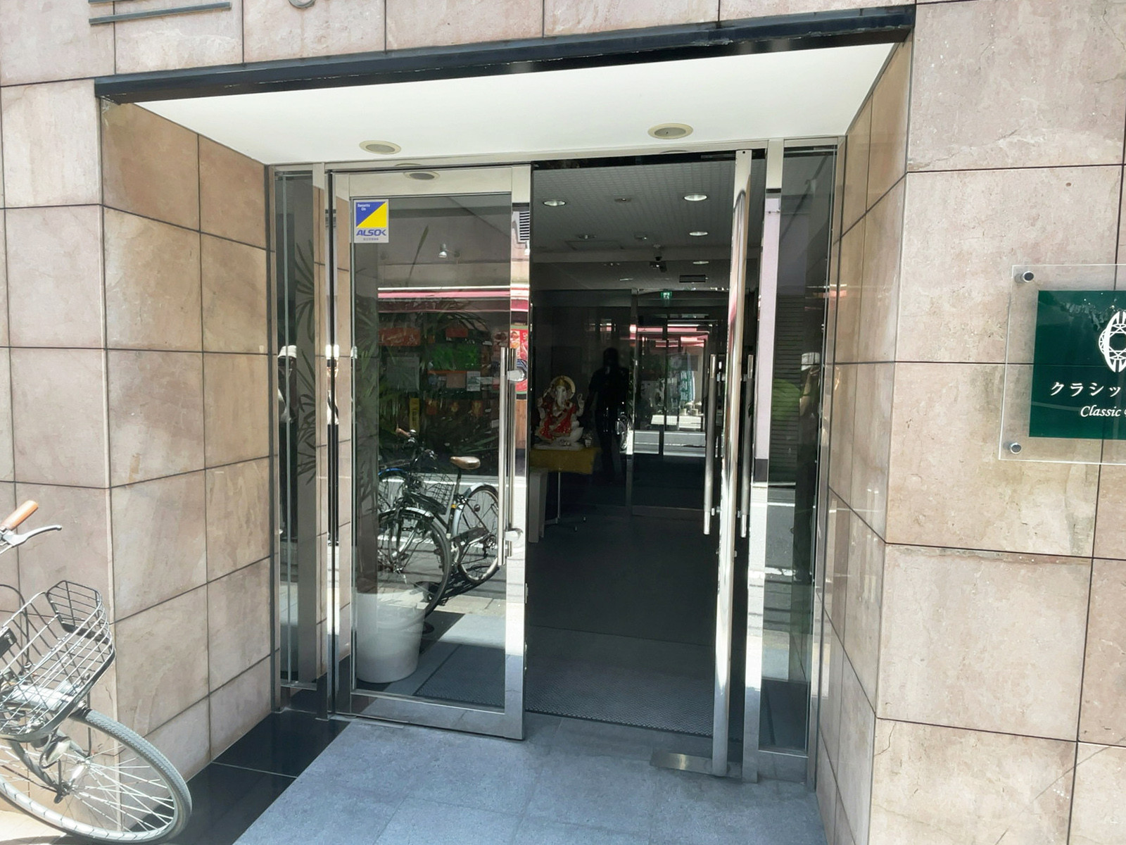 オフィスビル出入口
