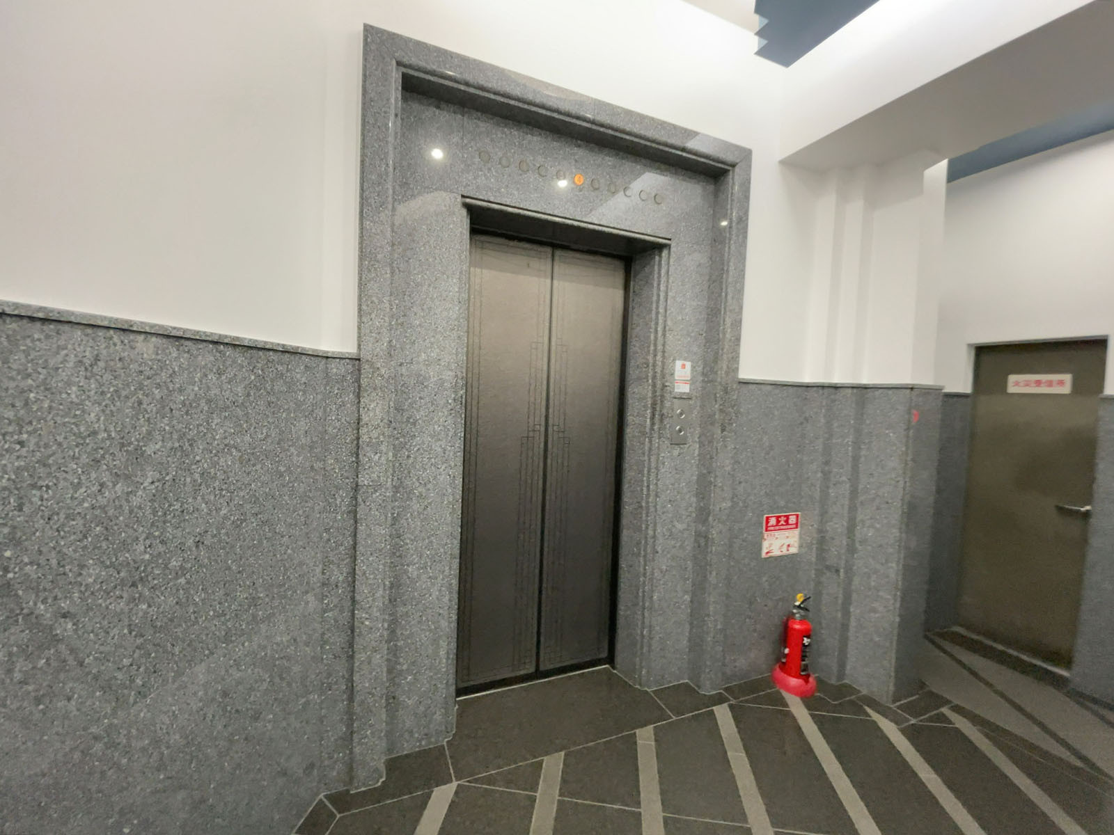 エレベーター(1基)