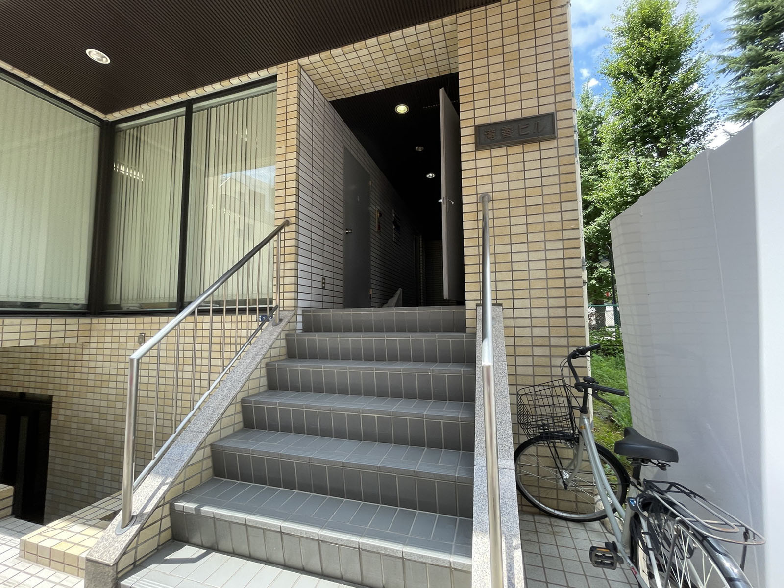 オフィスビル出入口
