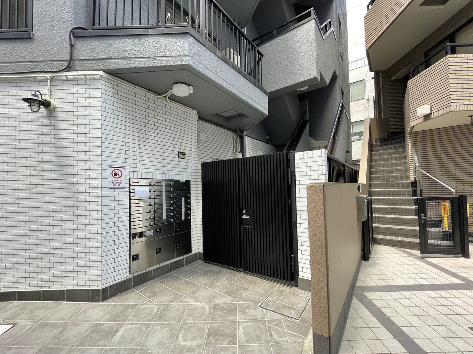 オフィスビル出入口