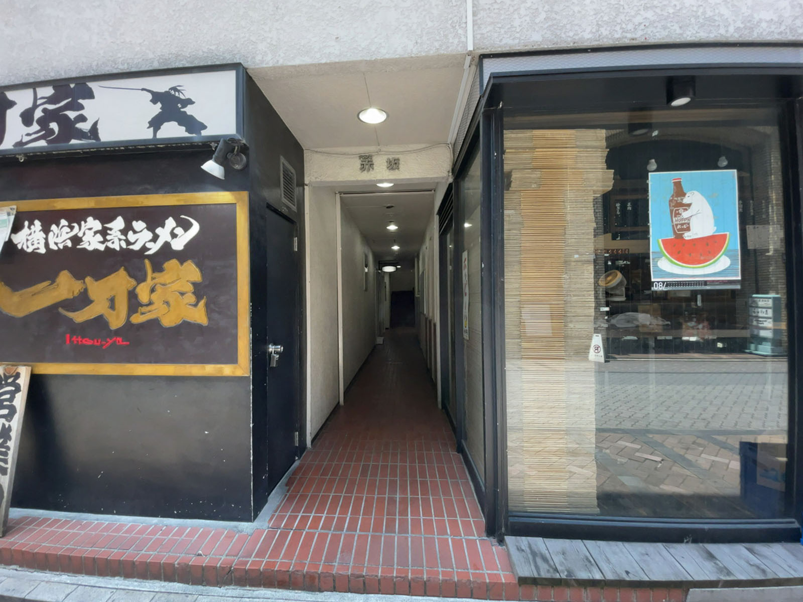 オフィスビル出入口