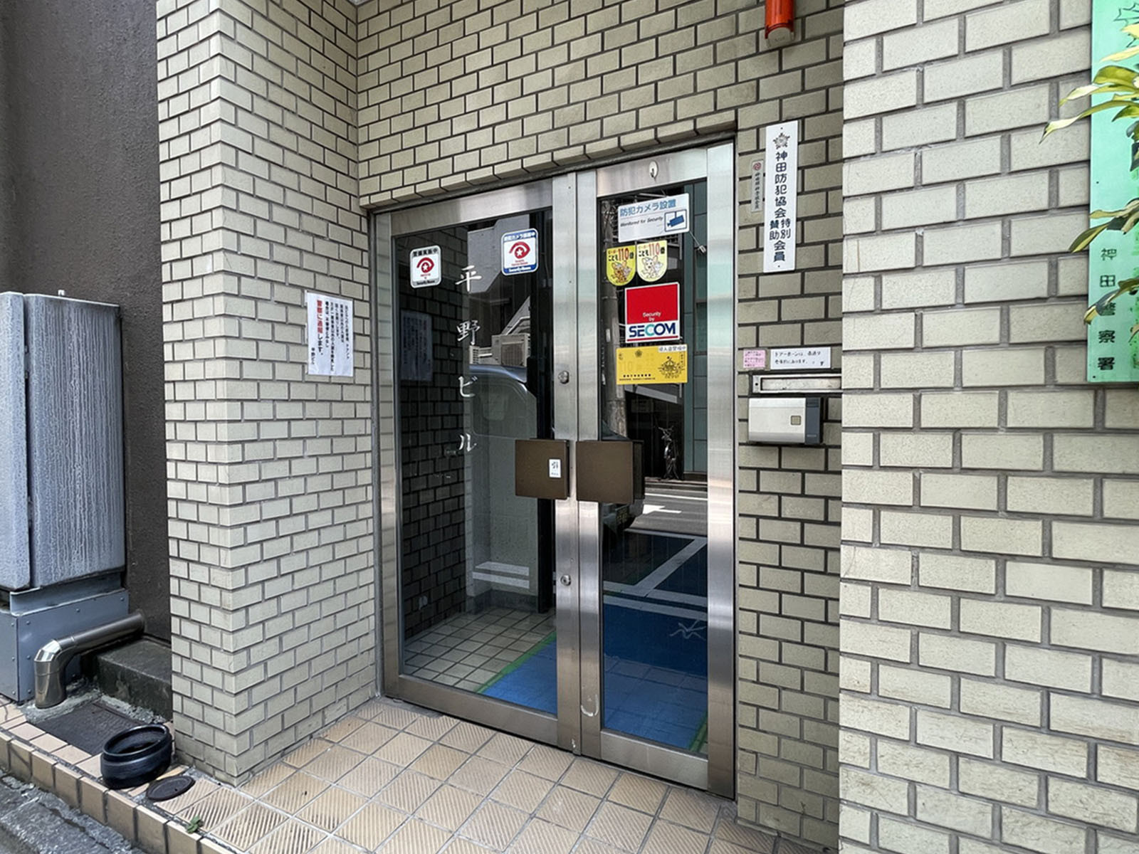 オフィスビル出入口