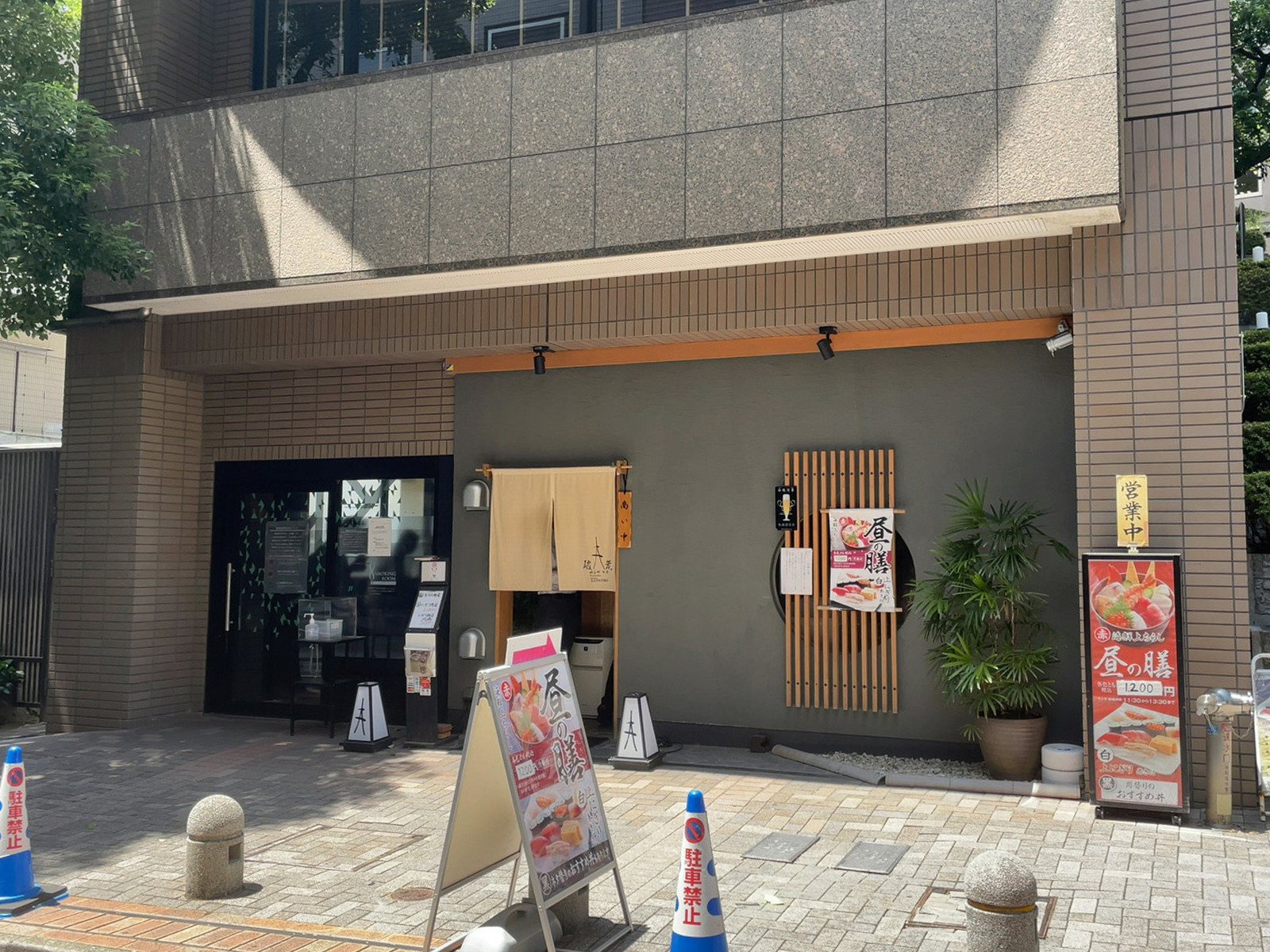 1階飲食店の様子