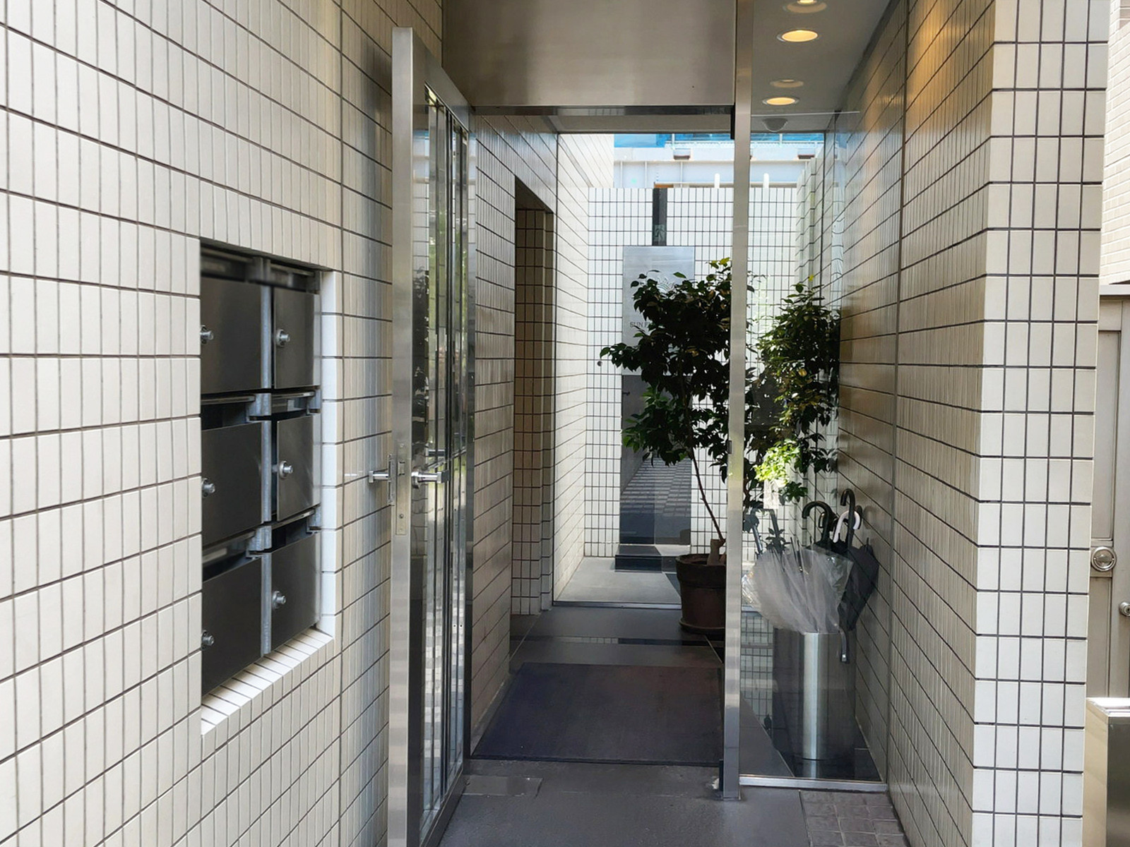 オフィスビル出入口