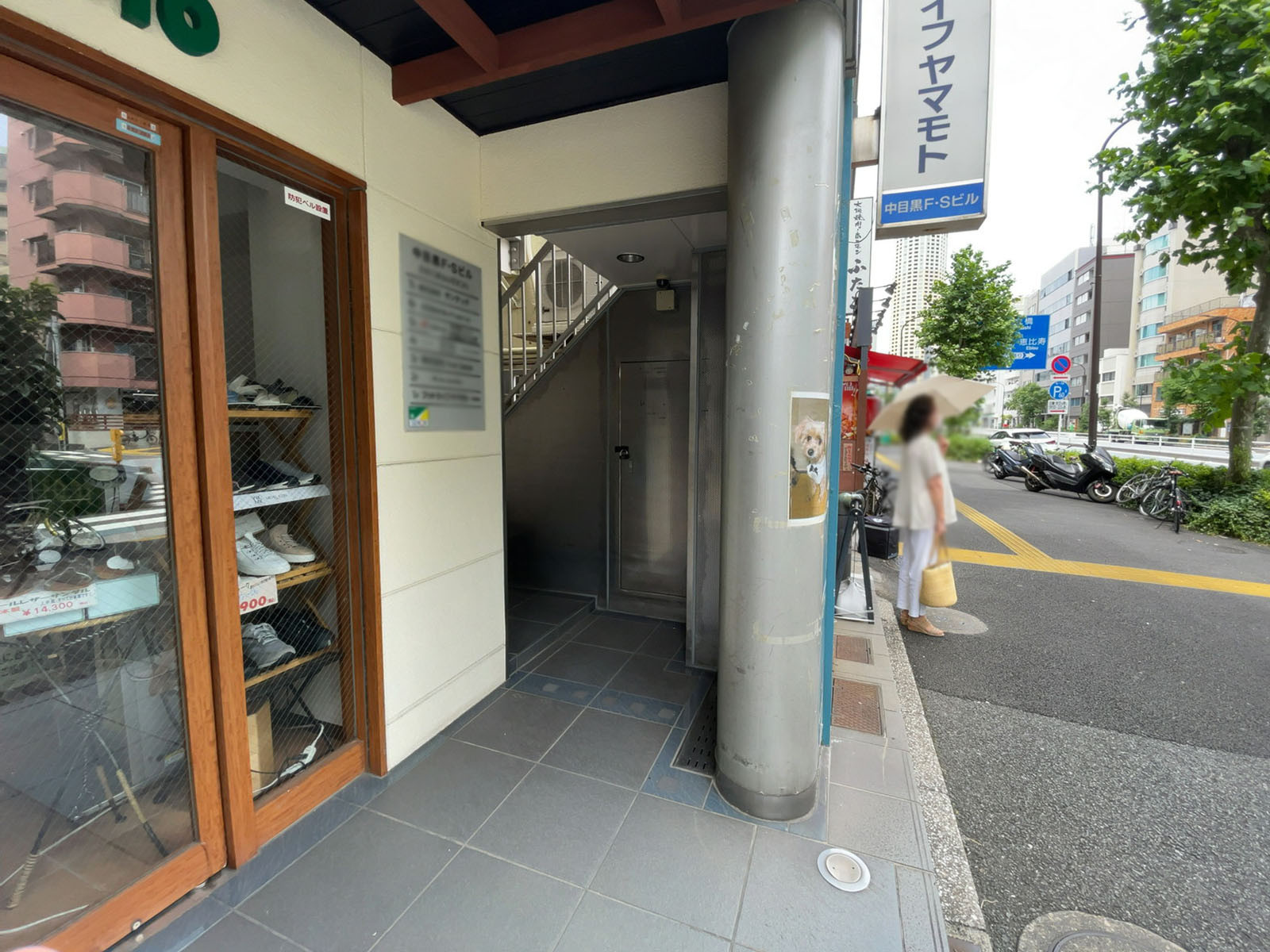 オフィスビル出入口