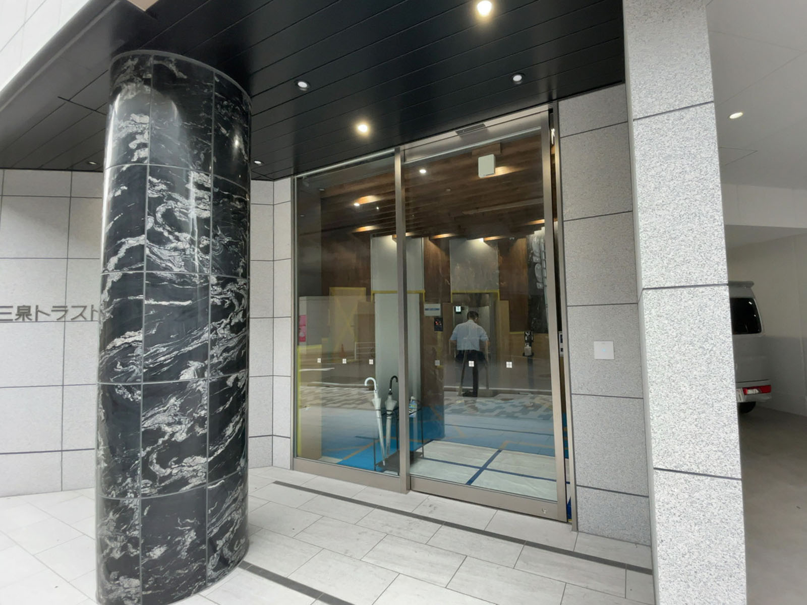 オフィスビル出入口