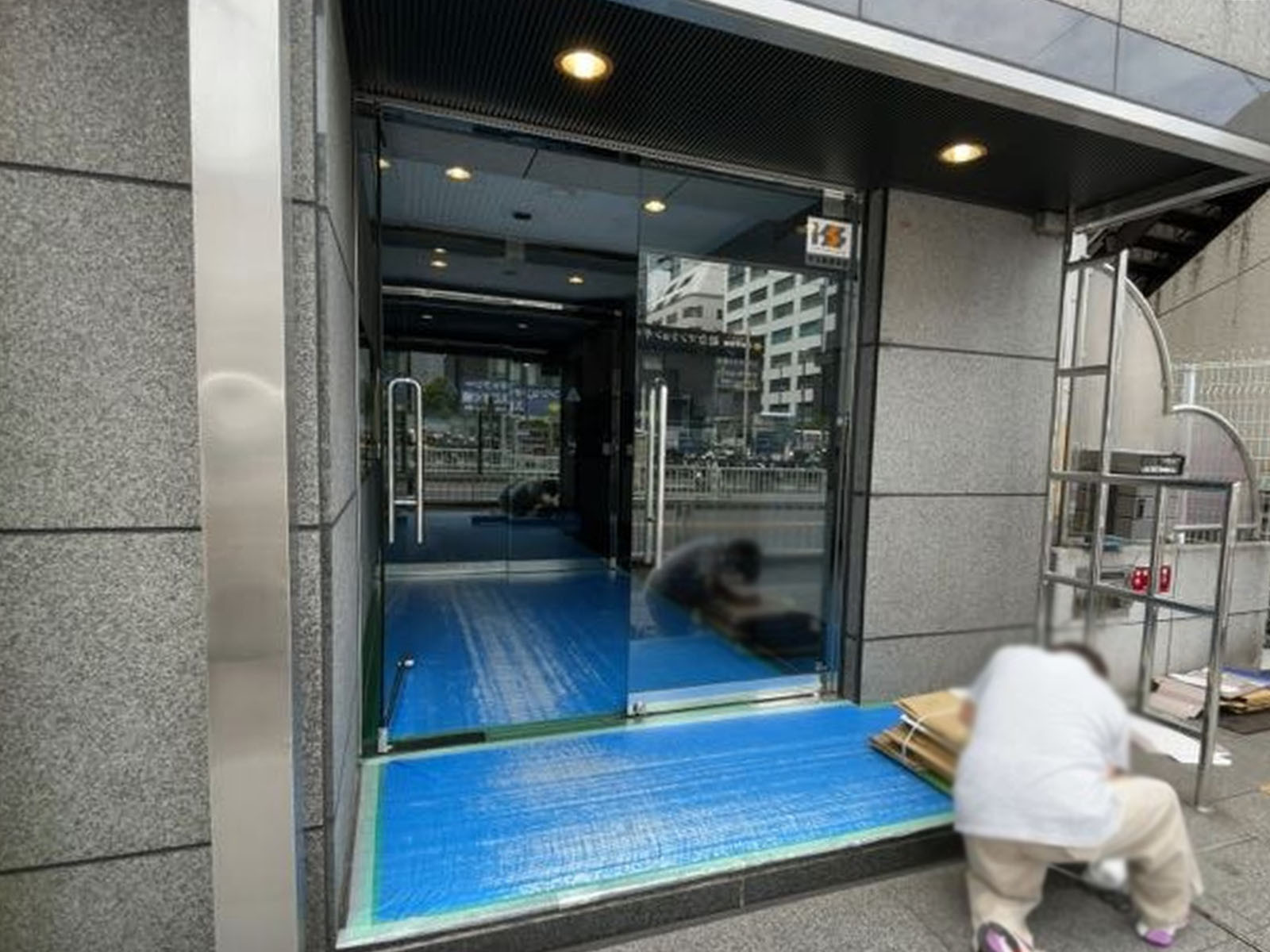 オフィスビル出入口