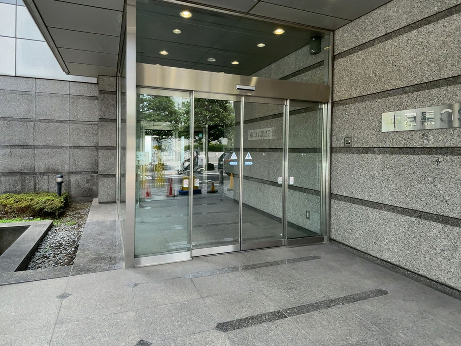 オフィスビル出入り口