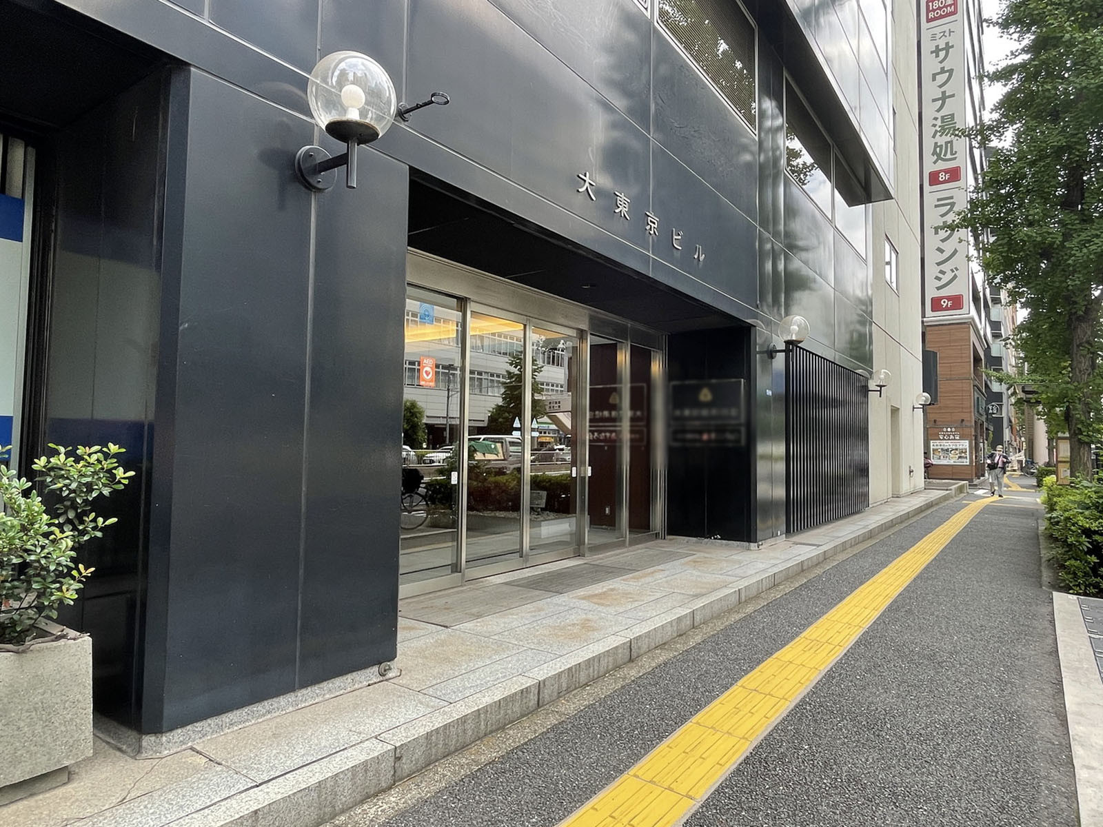 オフィスビル出入り口