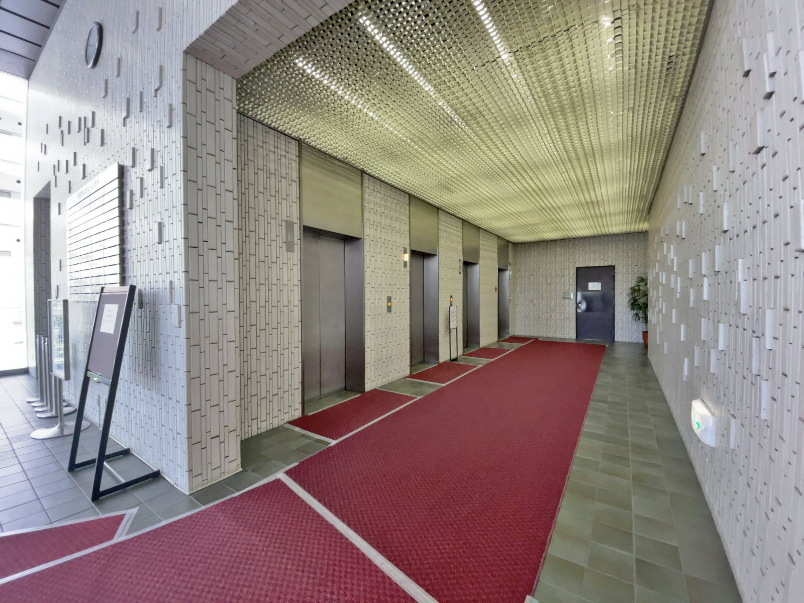 エレベーター(5基)