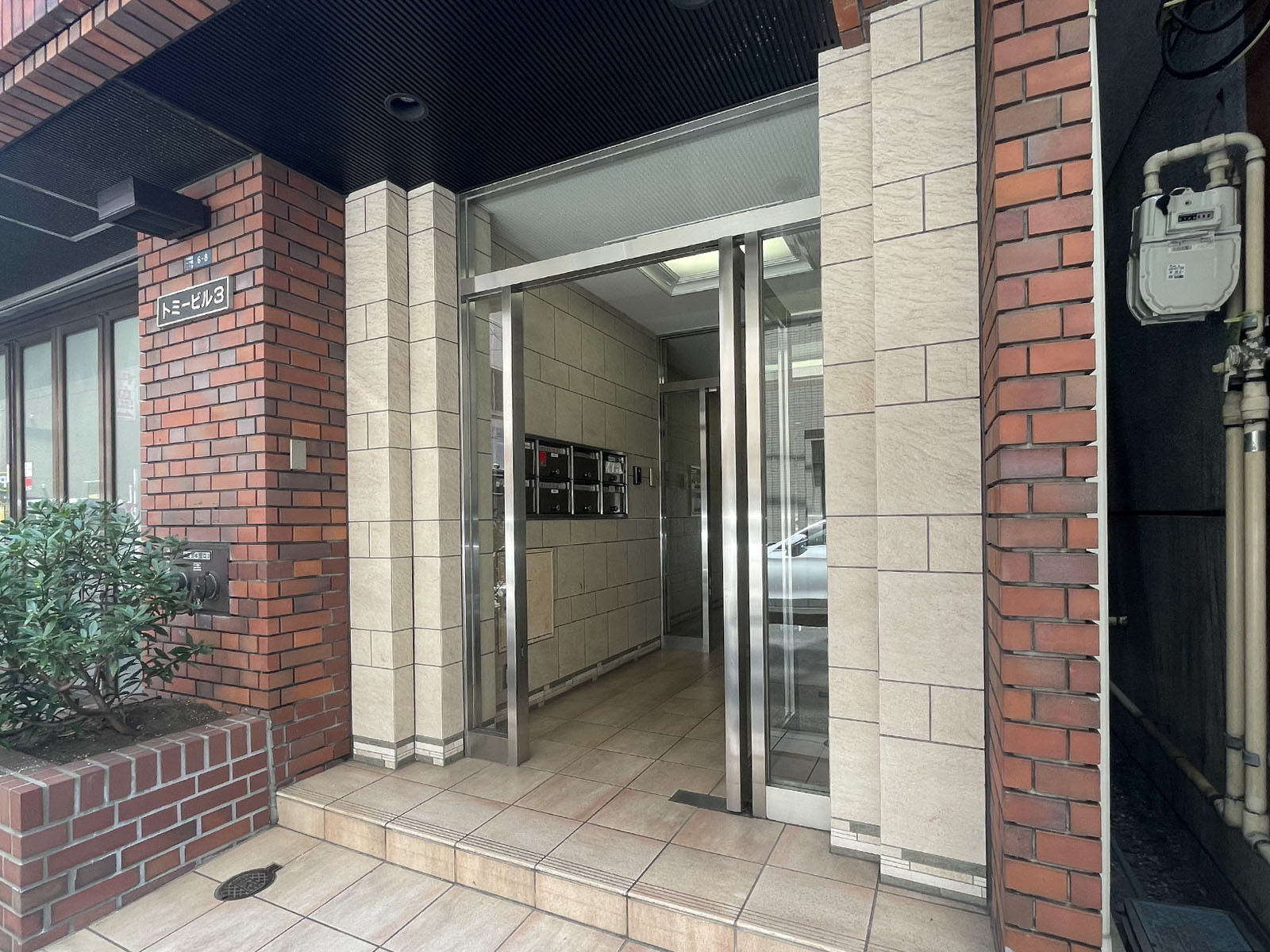 オフィスビル出入口