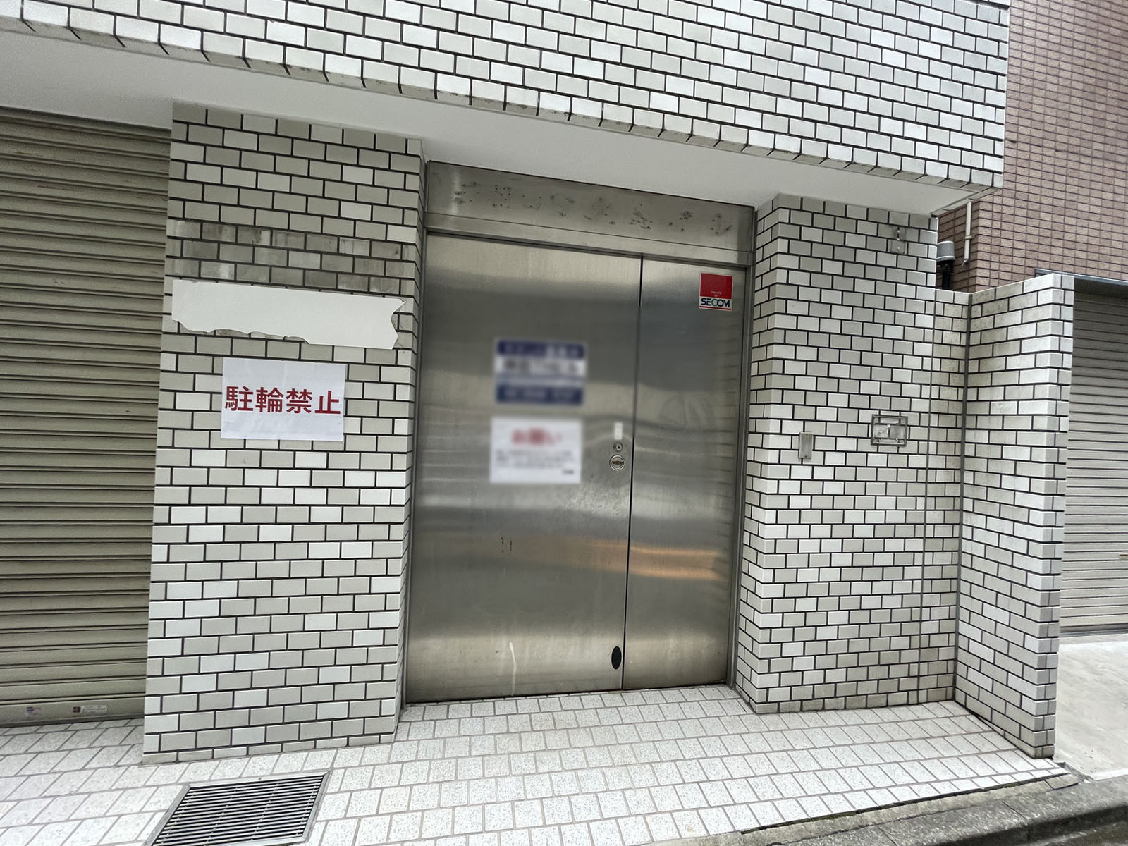 オフィスビル出入口