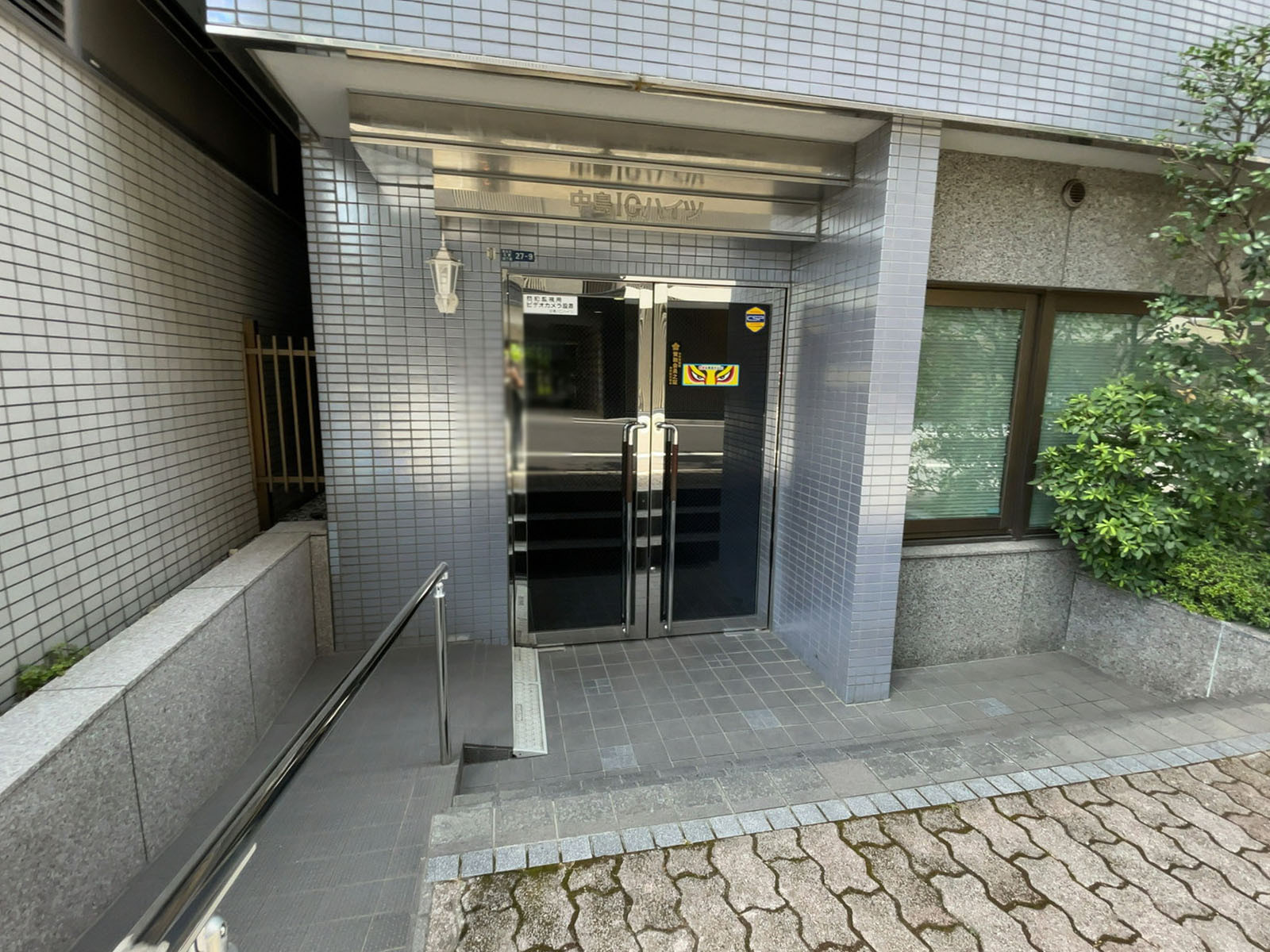 オフィスビル出入り口