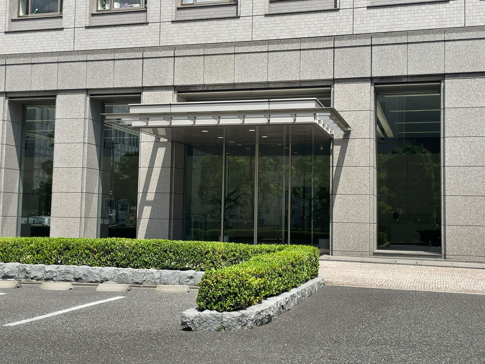 オフィスビル出入り口