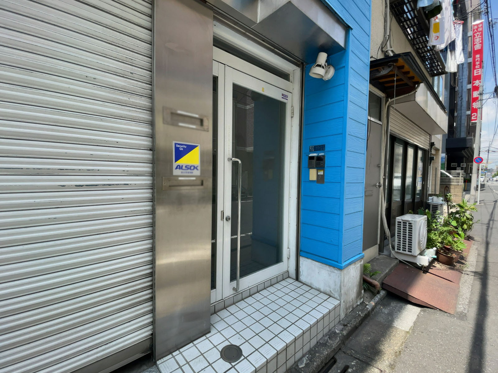 オフィスビル出入り口