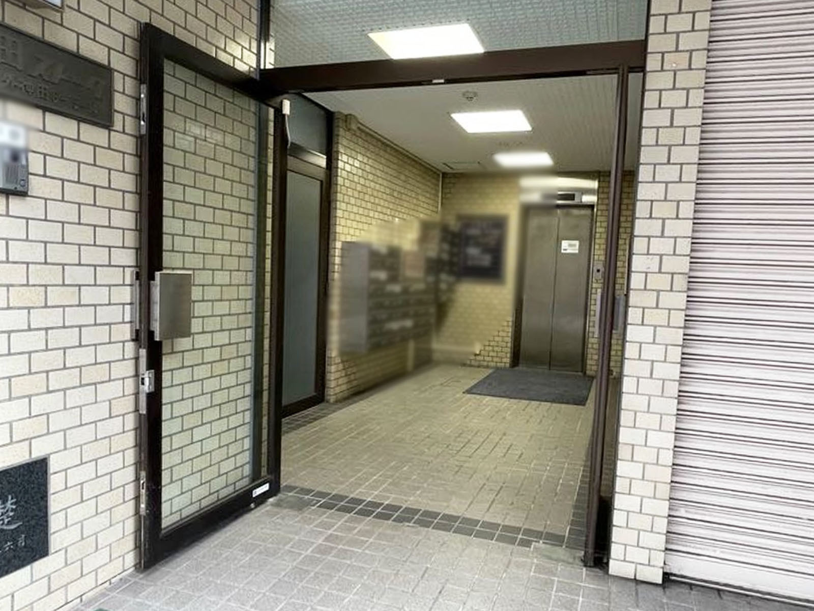 オフィスビル出入口
