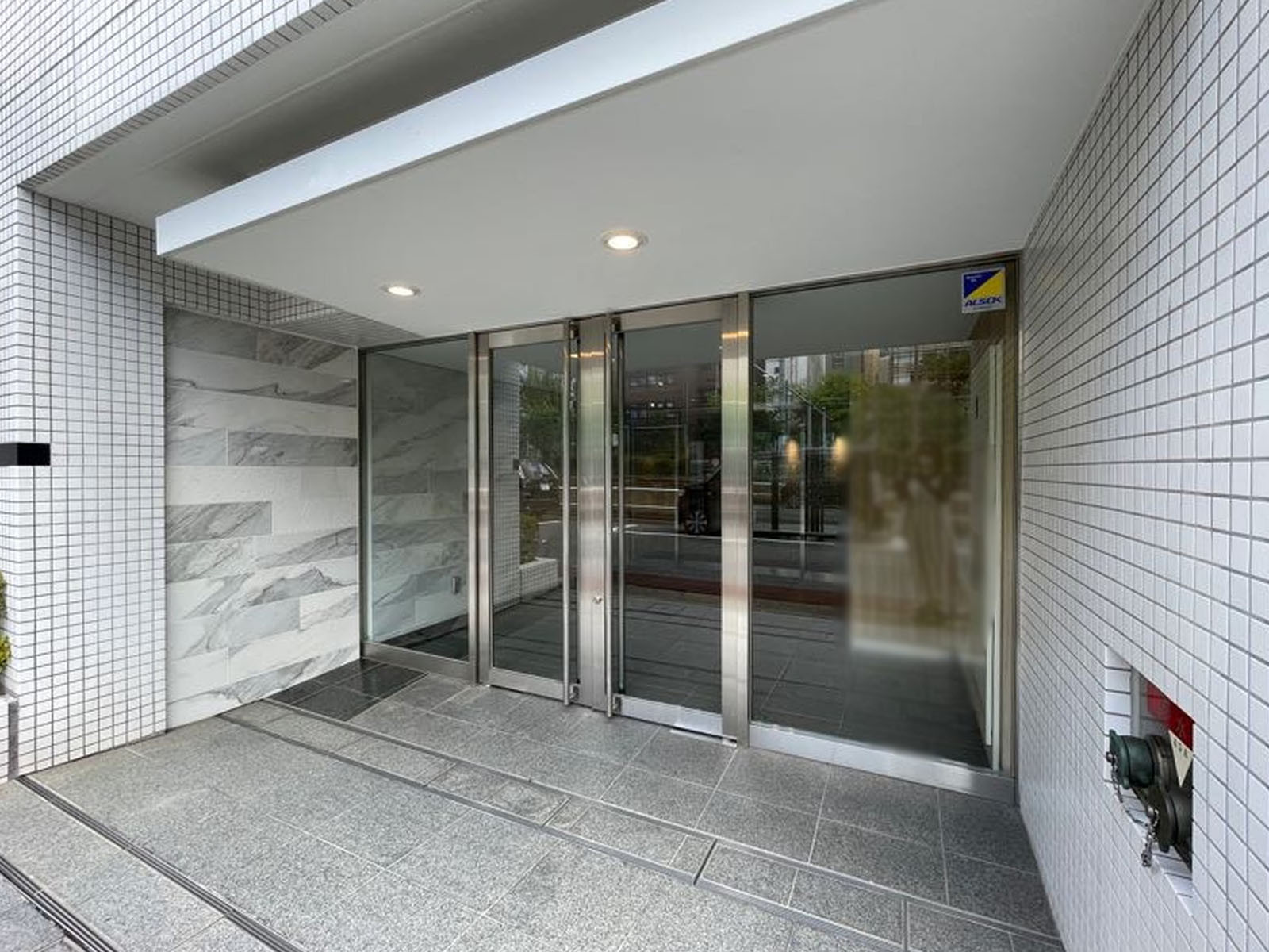 オフィスビル出入口