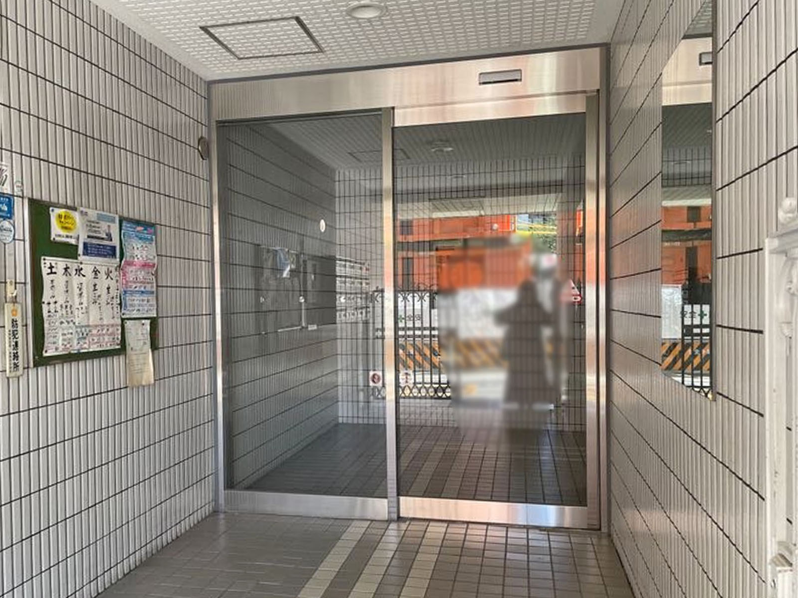 オフィスビル出入口