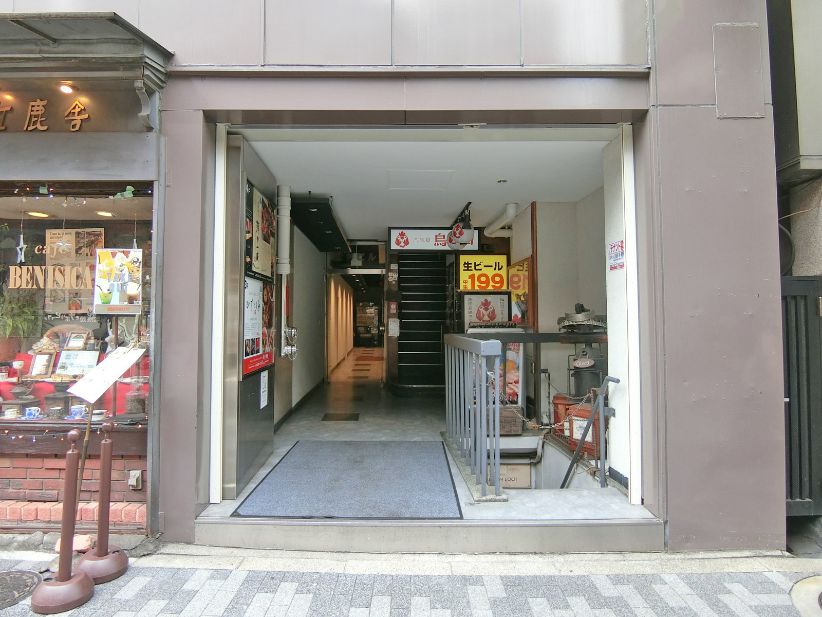 オフィスビル出入口