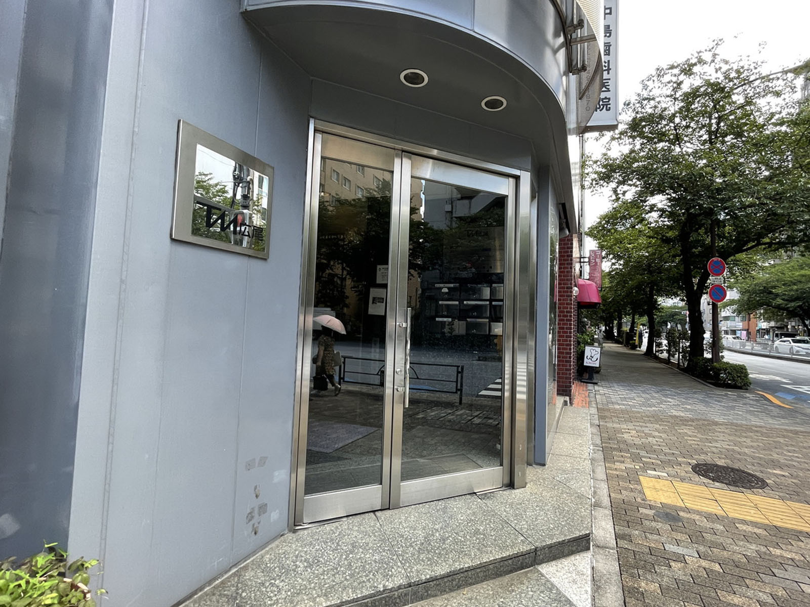 オフィスビル出入口