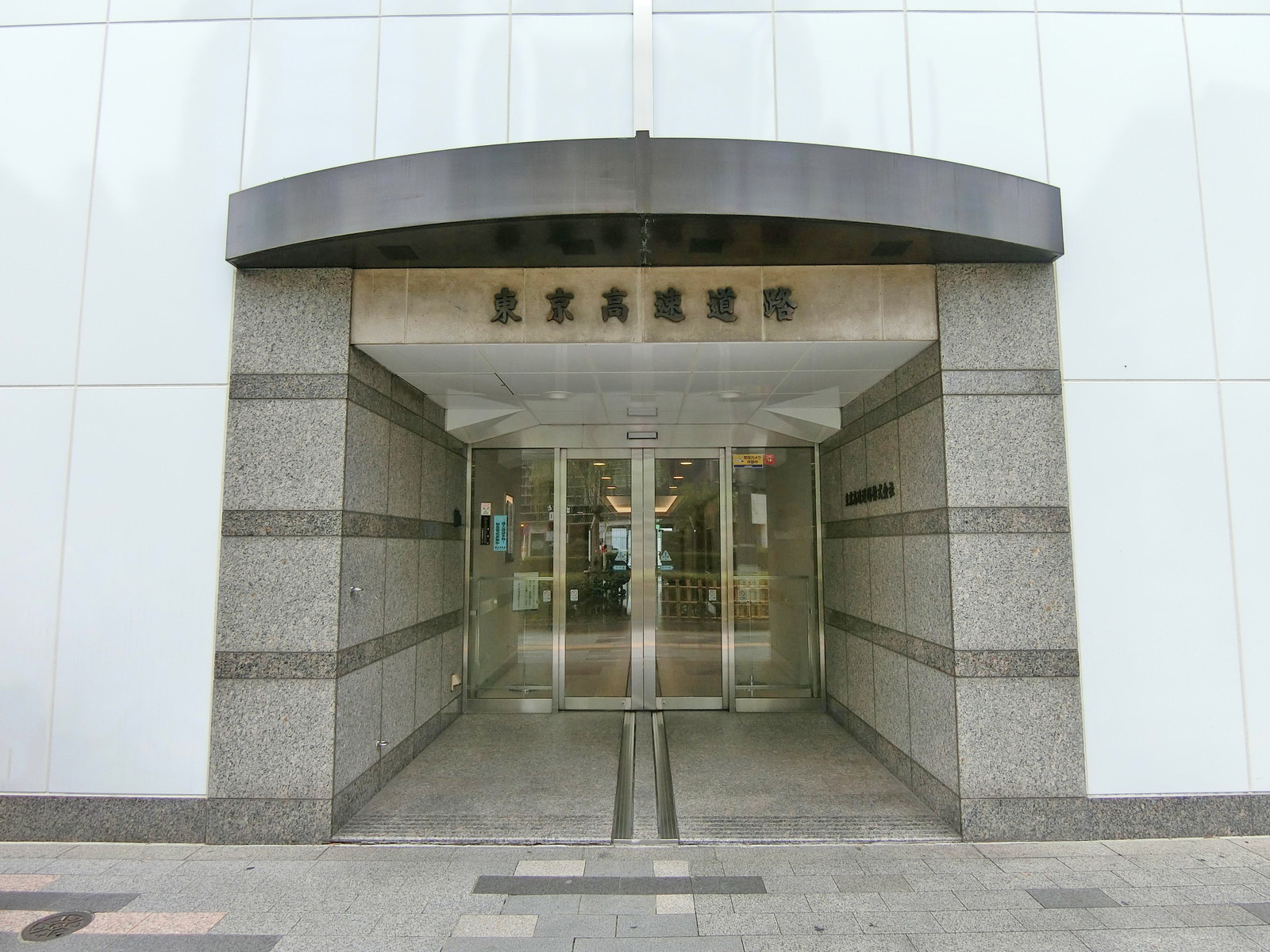 オフィスビル出入口