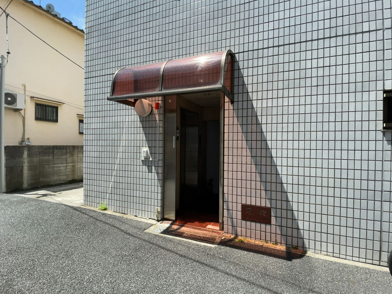 オフィスビル出入り口