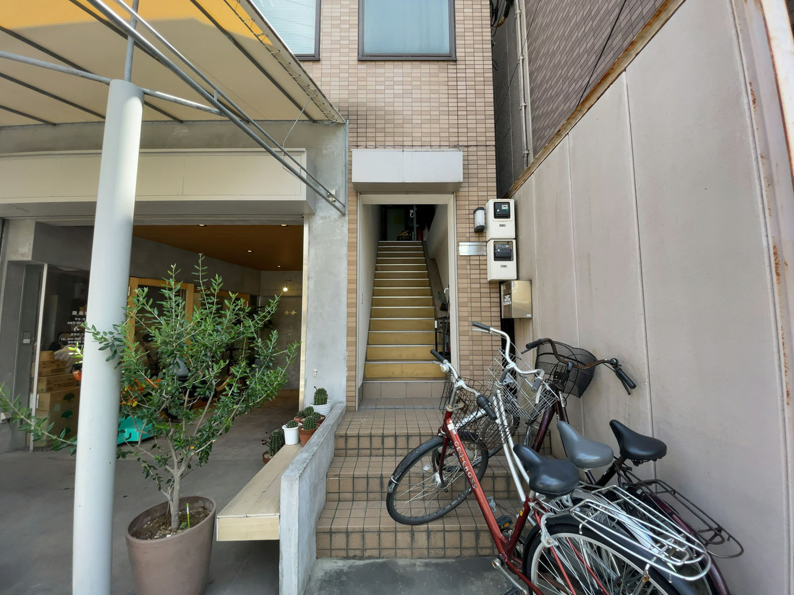 オフィスビル出入り口