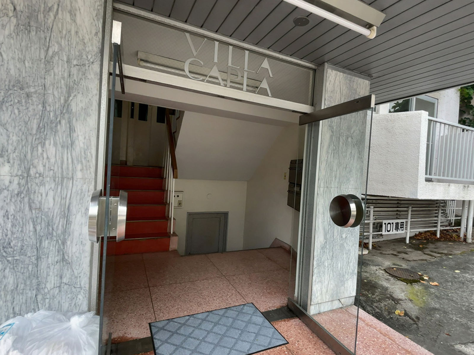 オフィスビル出入口