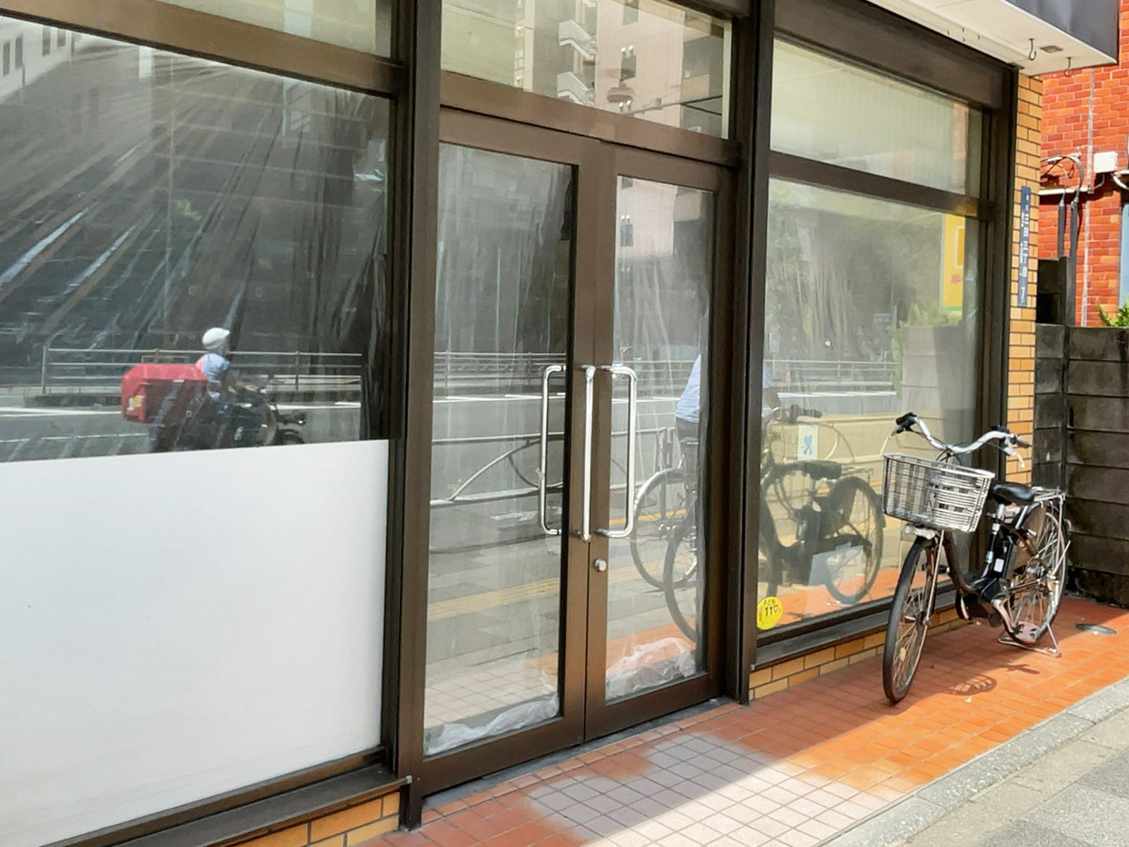 オフィスビル出入口