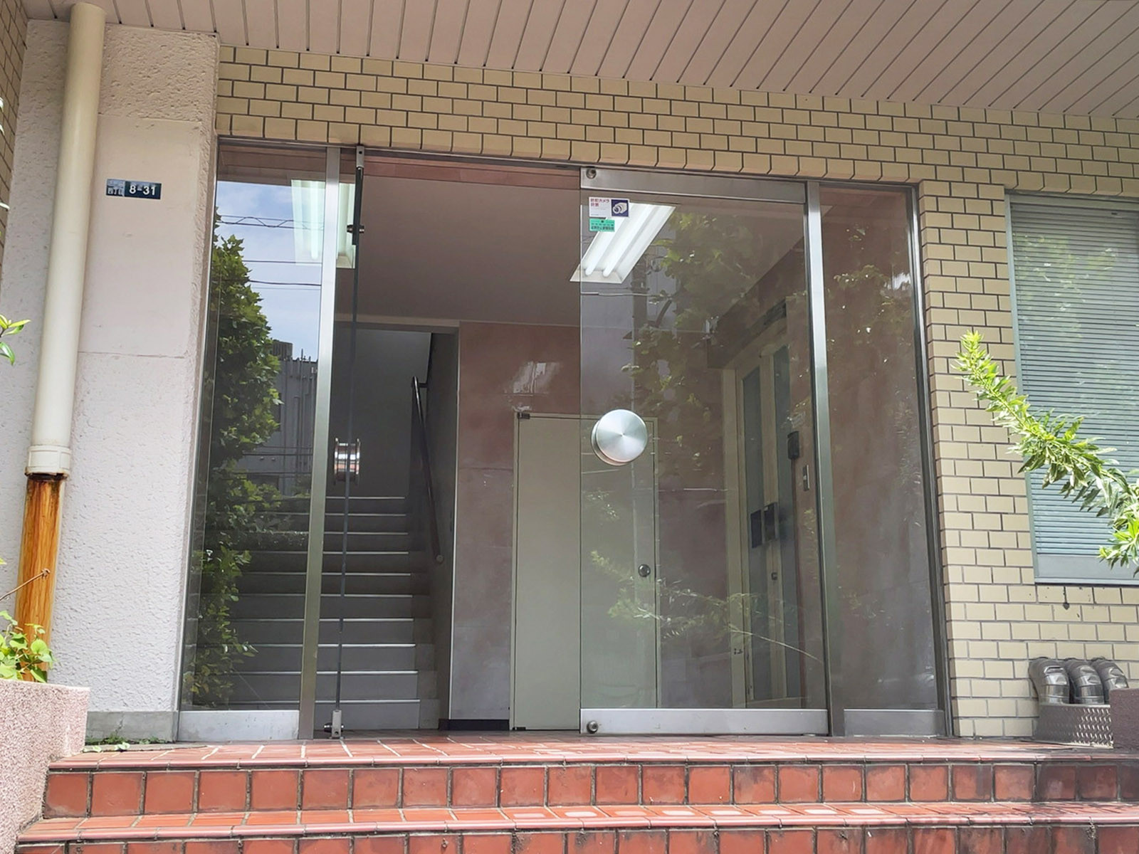 オフィスビル出入口