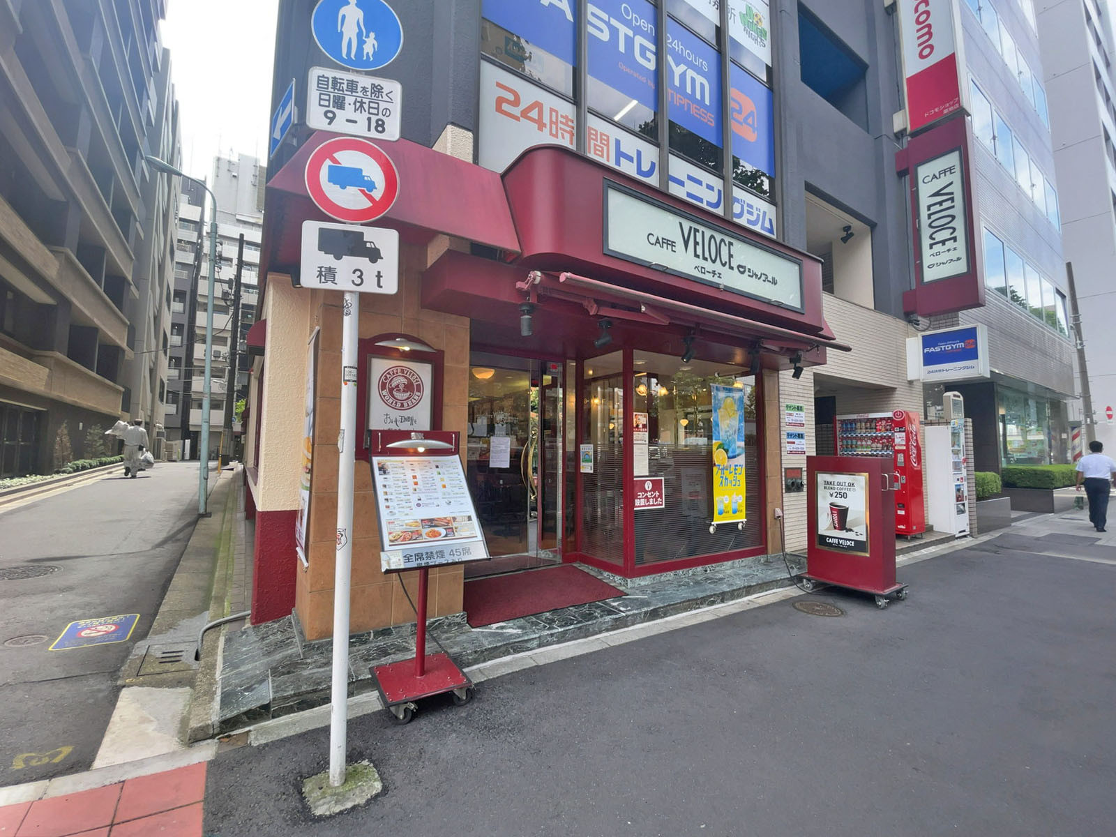 1階のカフェ・ベローチェ 築地店