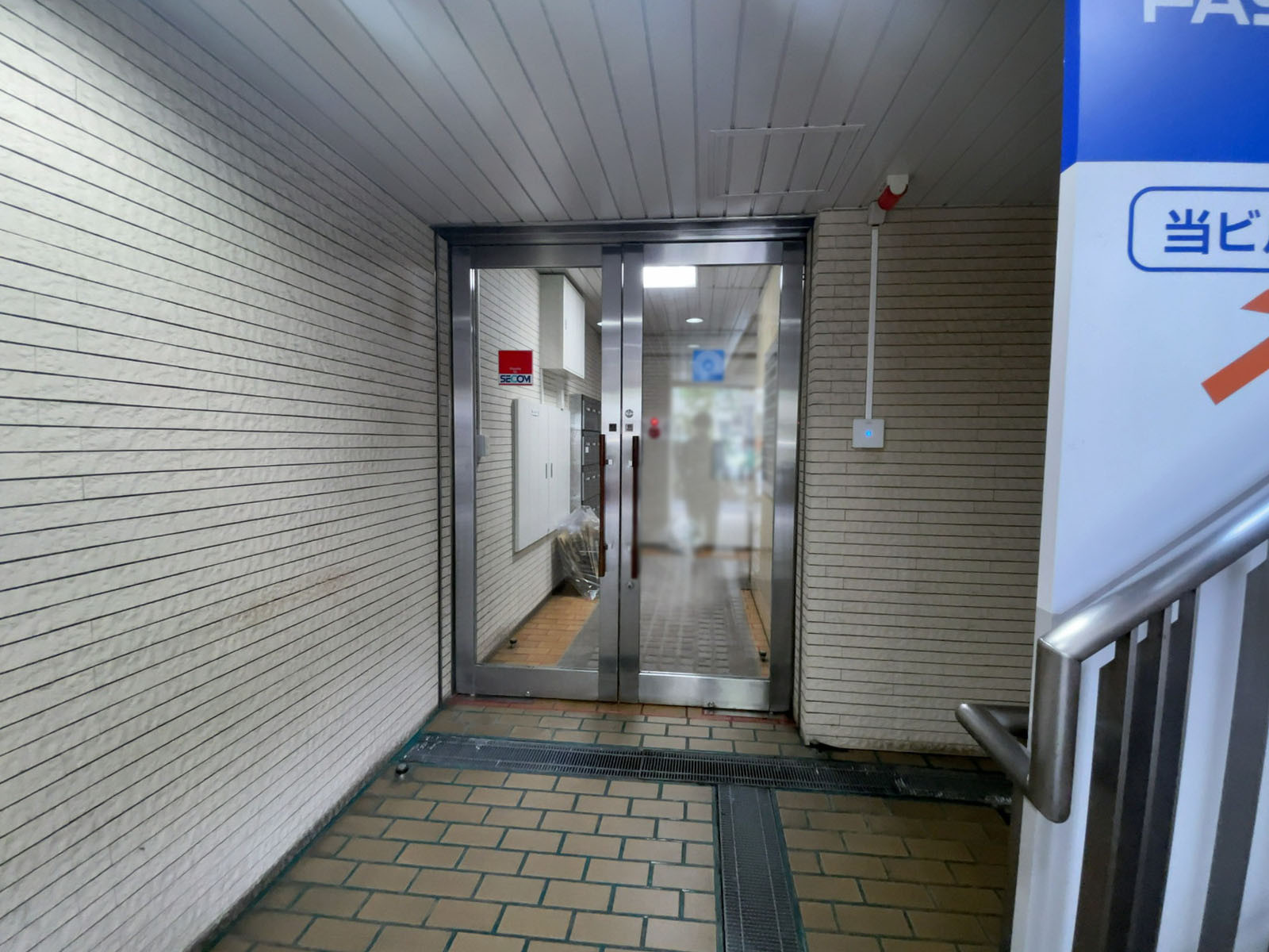 オフィスビル出入り口