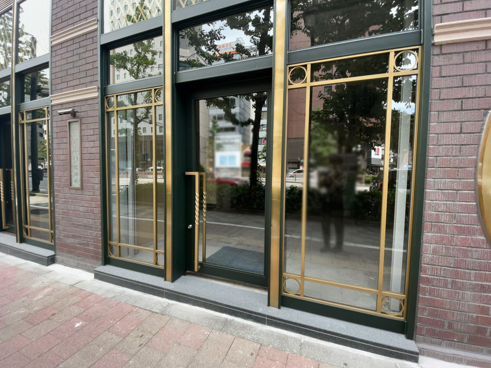 1階テナント出入り口
