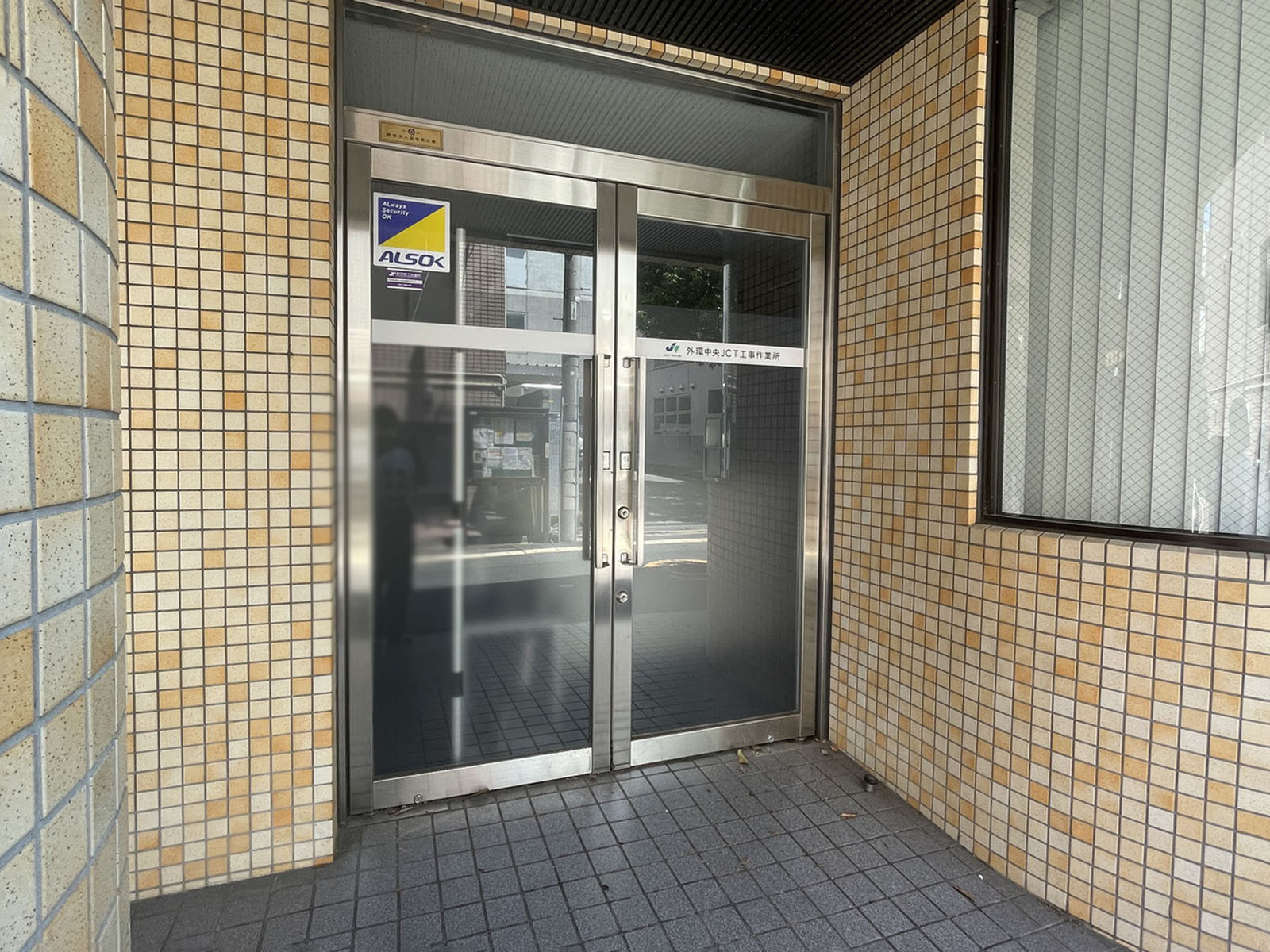 オフィスビル出入口