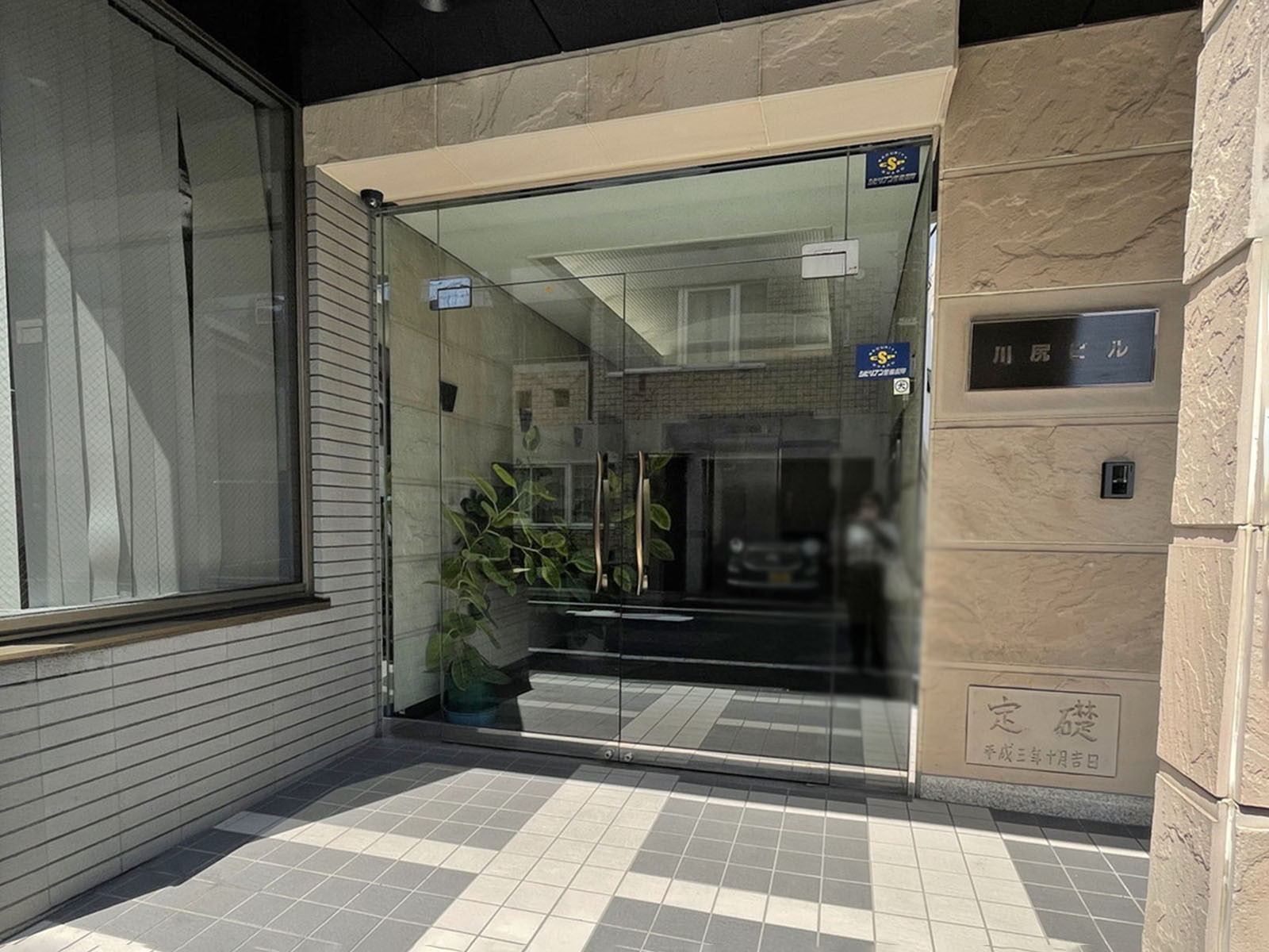 オフィスビル出入口