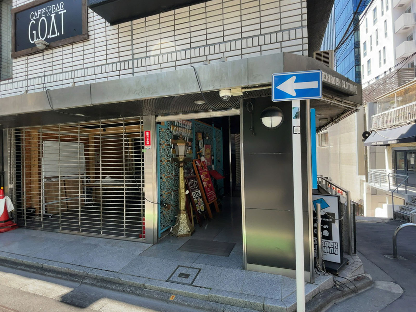 オフィスビル出入口