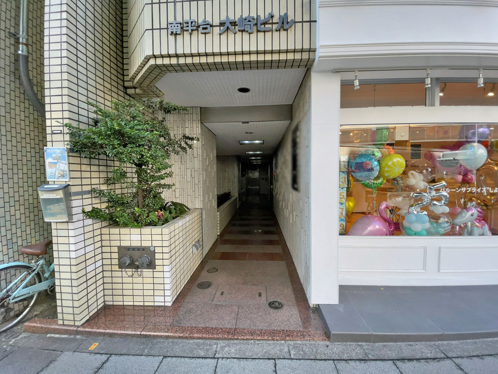 オフィスビル出入口