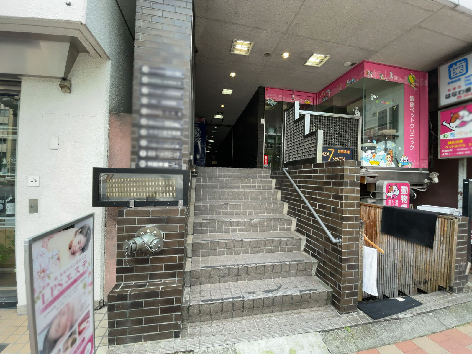 オフィスビル出入り口