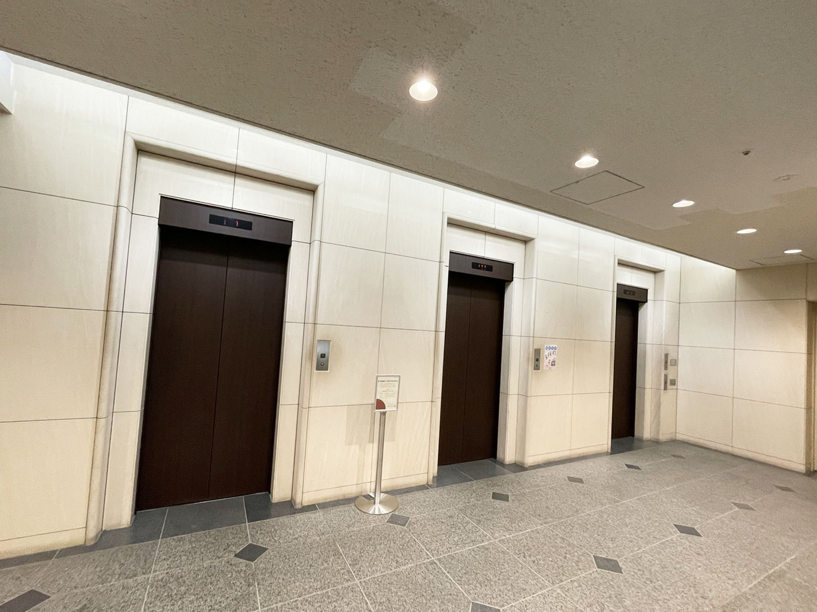 エレベーター（3基）