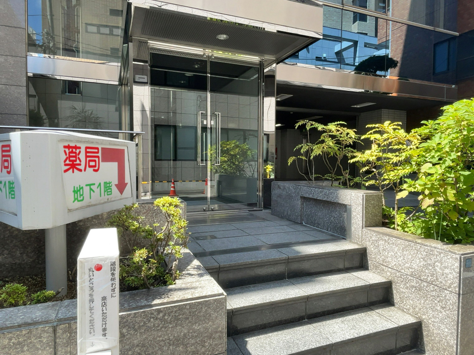 オフィスビル出入口