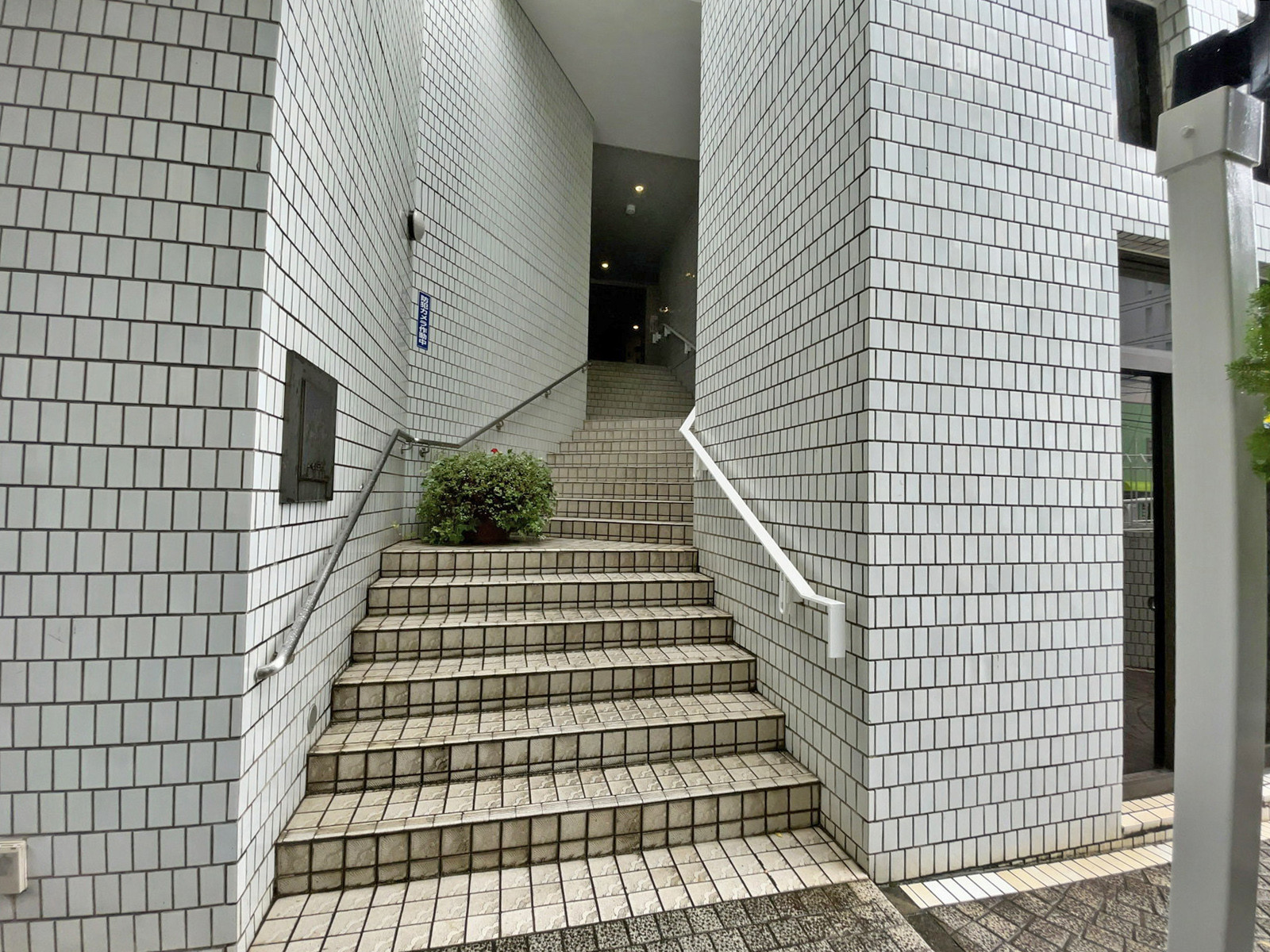 オフィスビル出入口